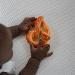 Mordedor Bebé Pepe le Pretzel